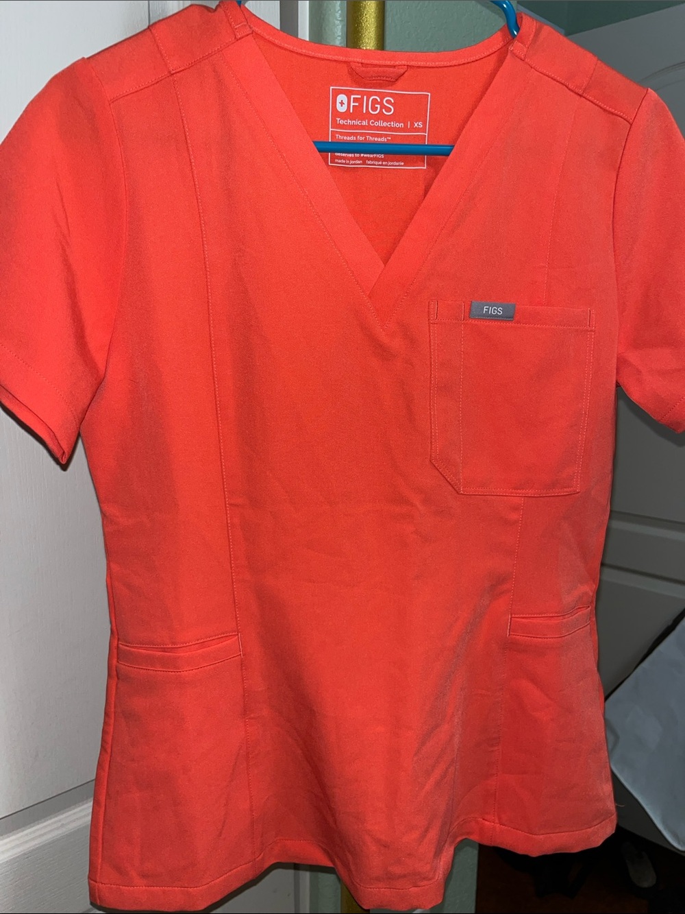 Figs Women’s V-Neck Scrub Top in Coral Orange Sz XS NEW